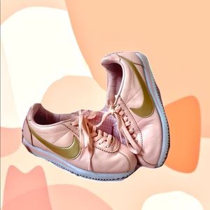 Nike Women’s Peach & Gold Cortez 🍑